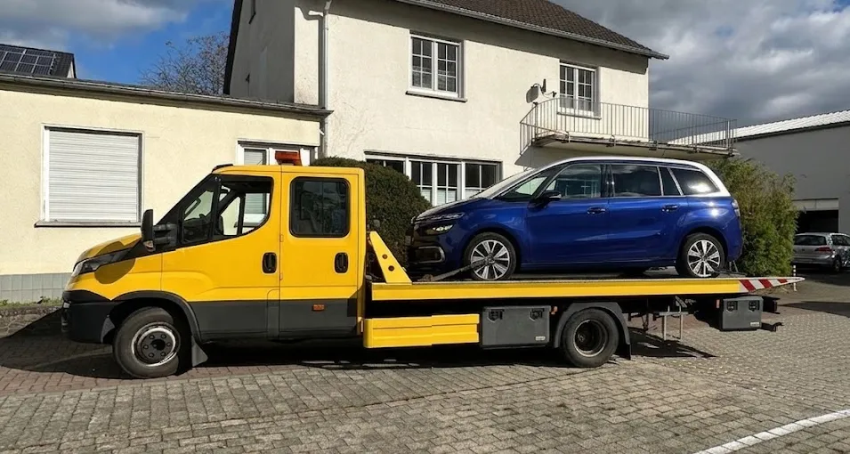 Auto pārvadāšana ar dzeltenu evakuatoru