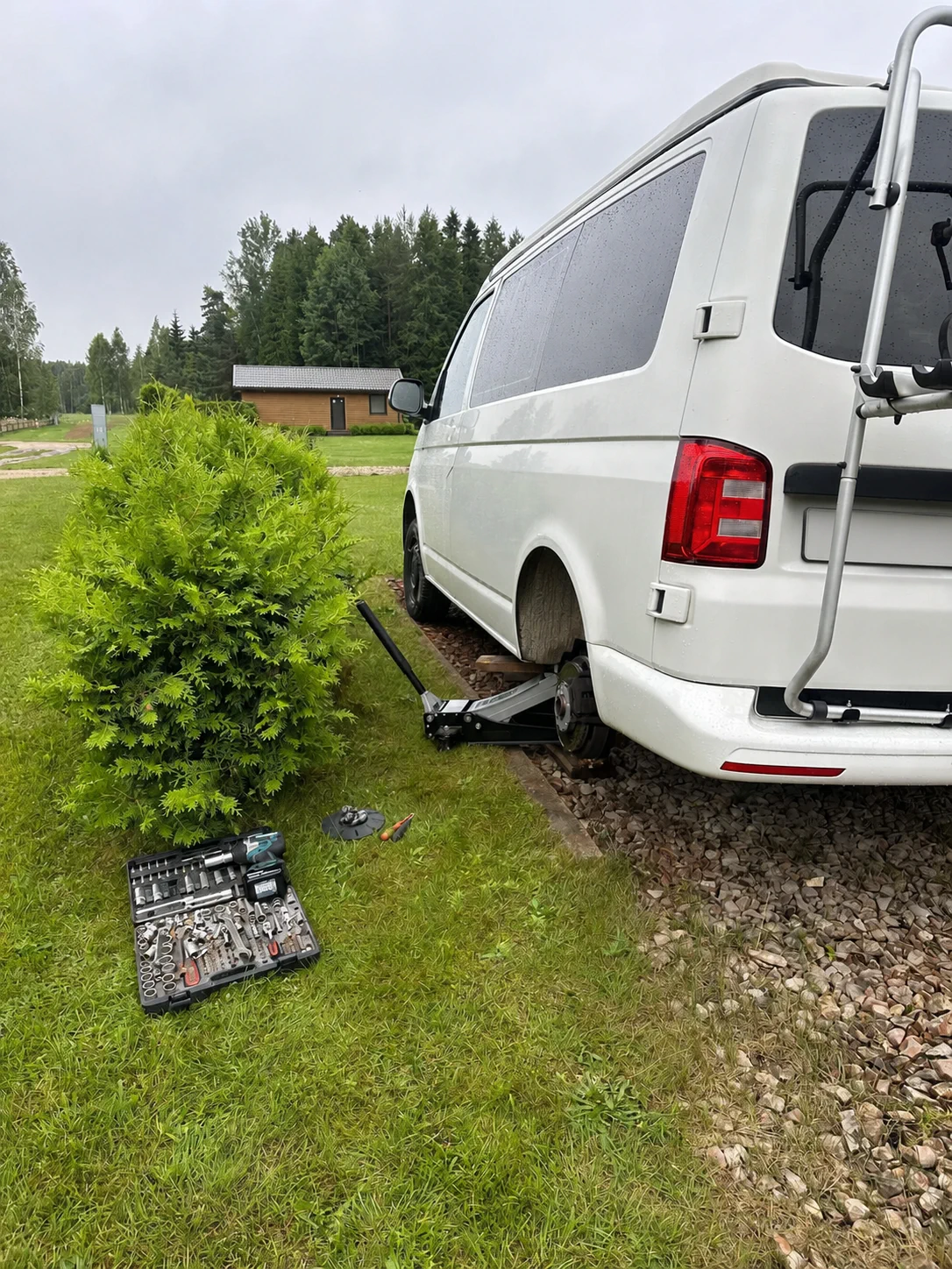 Riepu maiņa uz ceļa ar domkratu un auto rezerves riteni